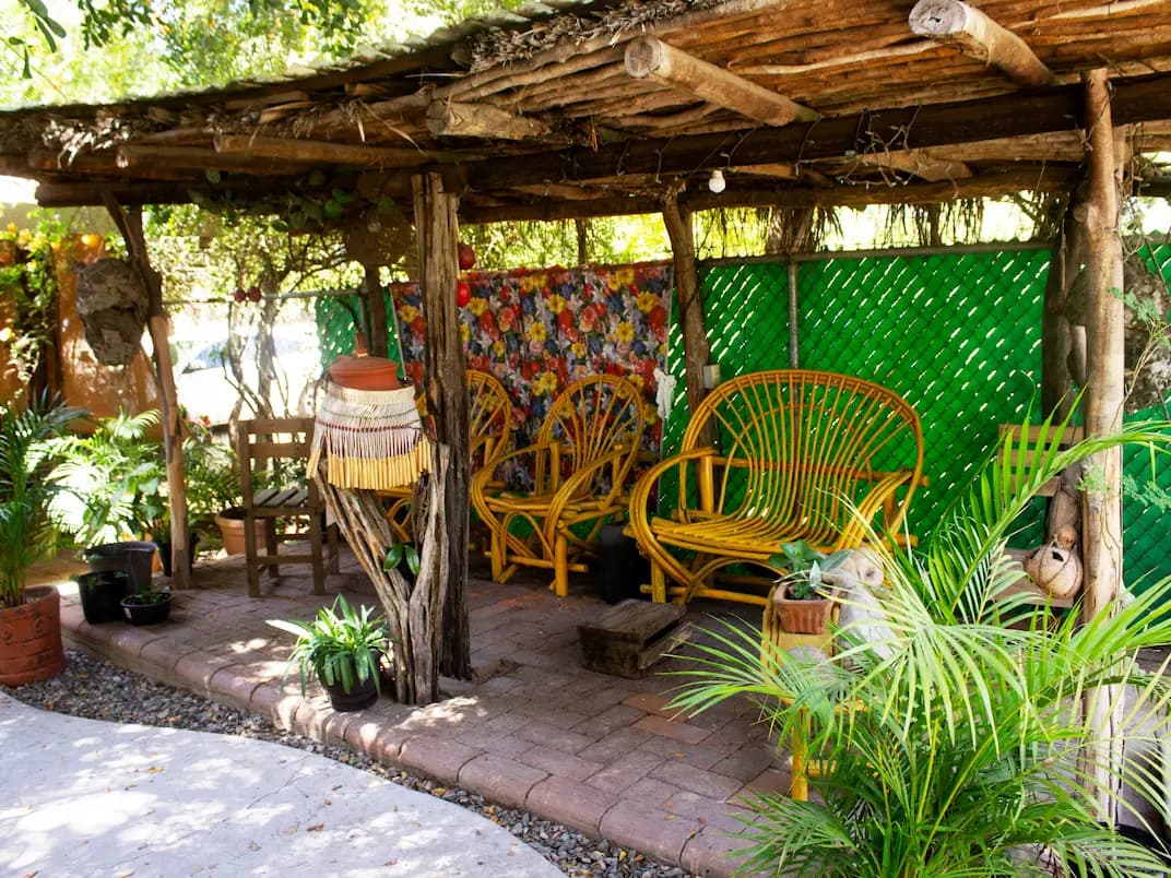 area de descanso con sillas y decoraciones bajo un techumbre de madera