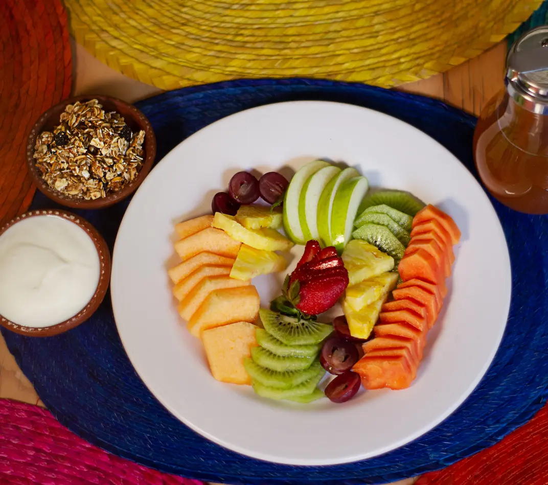 fruta con yogurt y granola